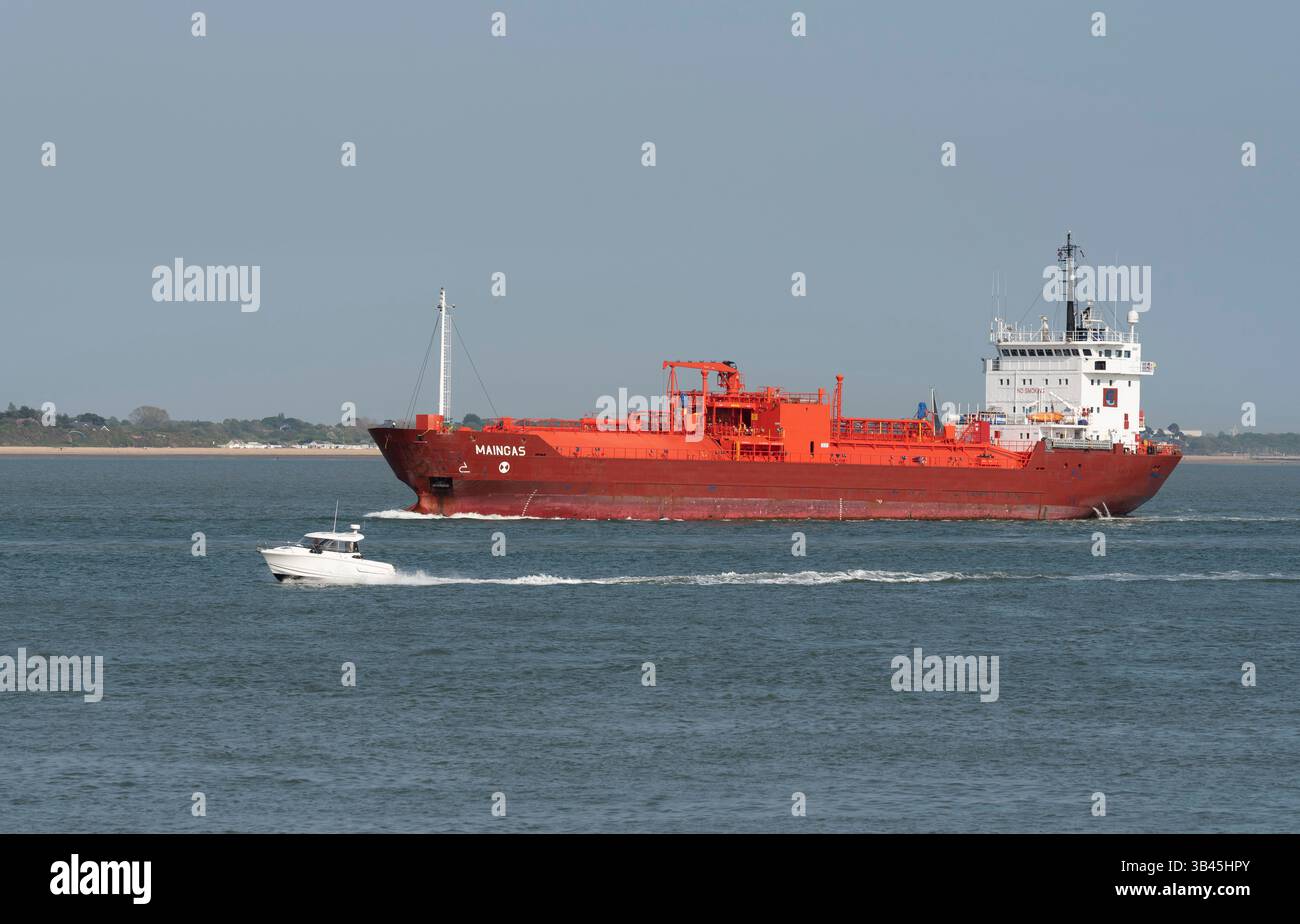 Southampton England Großbritannien. 27.04.2025. LPG-Tankschiff Maingas fährt auf Southampton Water UK nach Southampton Stockfoto