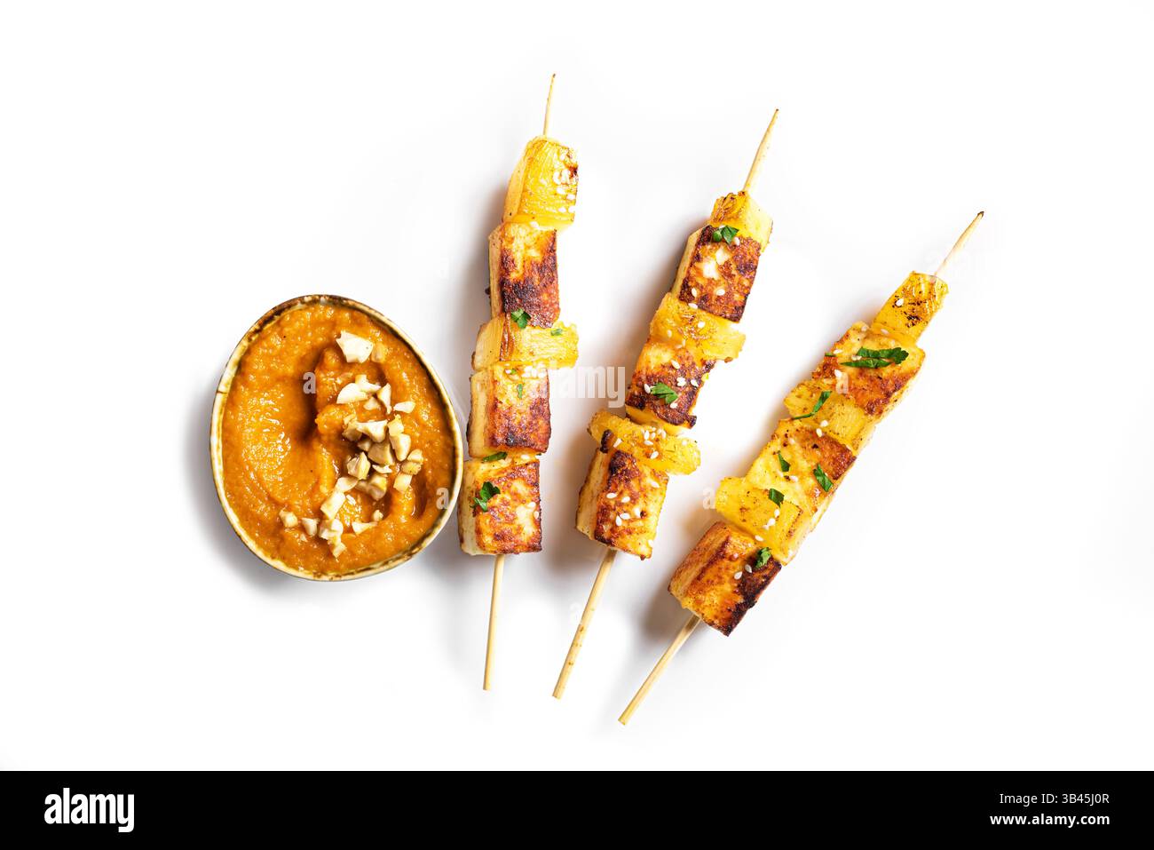 Gegrillter Tofu- und Ananassatay-Spieß mit würziger Erdnusssoße isoliert auf weißem Backgound, Blick von oben. Gebratene halloumi-Käsekebabs. Veganer Vegetarier Stockfoto