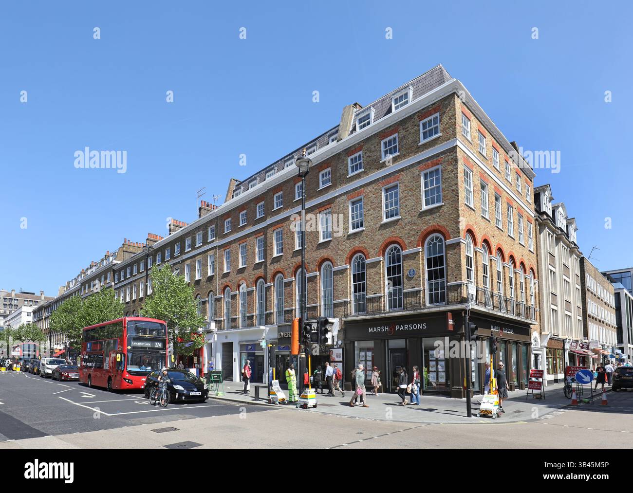 Ecke Baker Street und Paddington Street, London W1. Website der Beatles Apple Boutique 1967-8. Zeigt blaue Gedenktafel. Stockfoto
