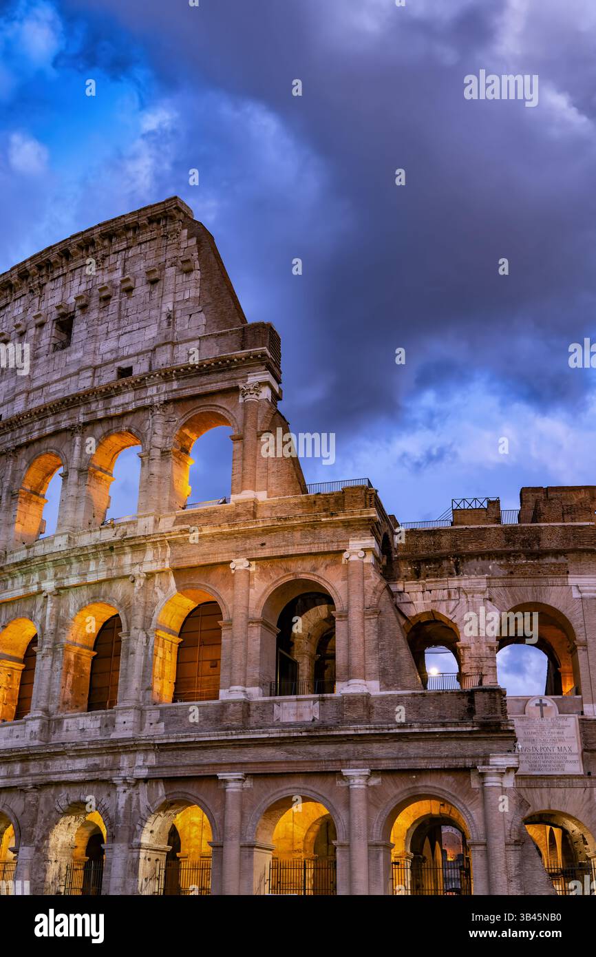 Das Kolosseum in der Abenddämmerung in Rom in Italien. Das antike Flavianische Amphitheater und das Stadion der Gladiatoren. Stockfoto