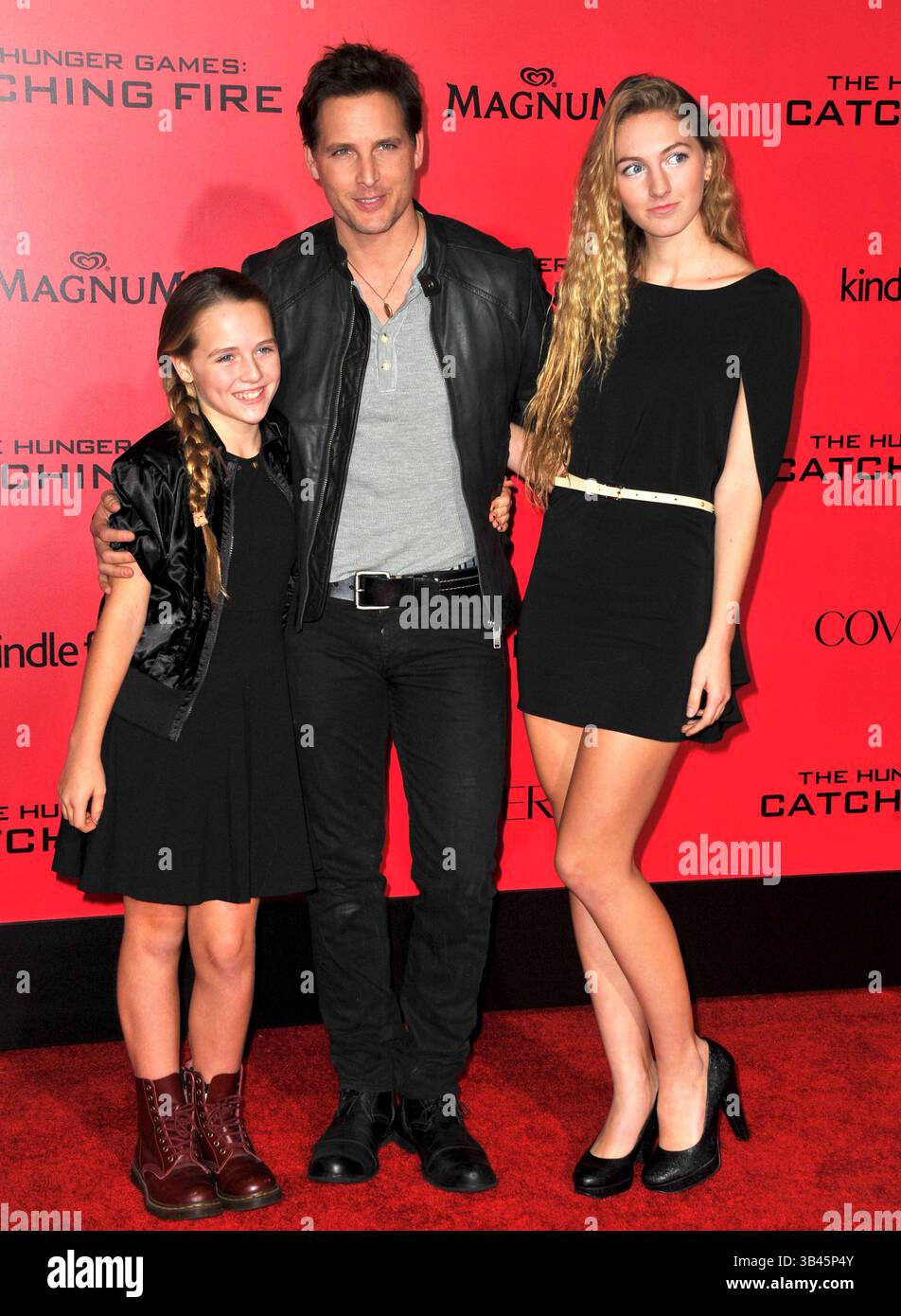 Lola Ray Facinelli, Peter Facinelli und Luca Bella Facinelli bei der Premiere von „The Hunger Games: Catching Fire“ im Nokia Theatre L.A. Live in Los Angeles, Kalifornien – 18. November 2013 Stockfoto