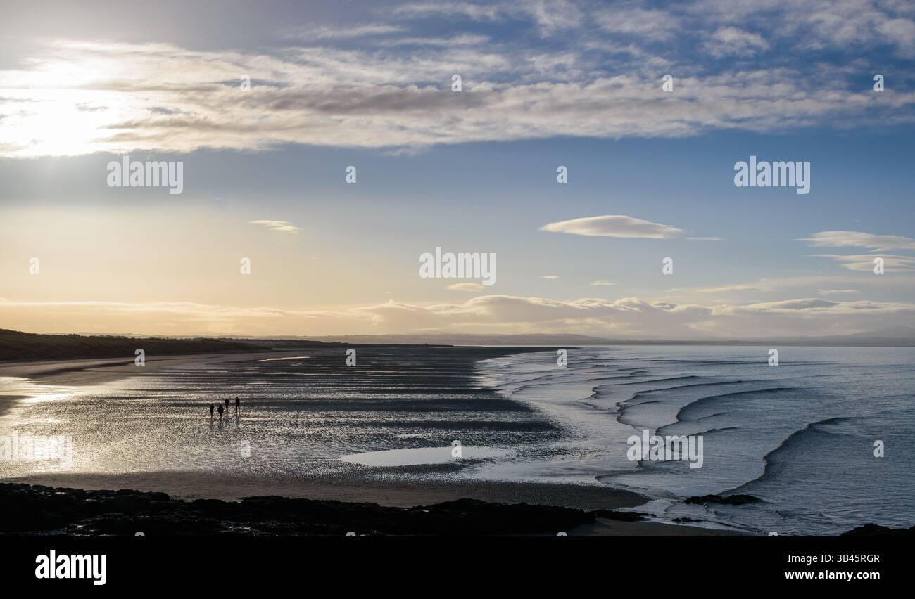 Ein ruhiger Wintertag in Seton Sands, Aberlady Bay in East Lothian, Schottland, bei dem Menschen einen ruhigen Spaziergang entlang der ruhigen Gezeitenküste genießen Stockfoto