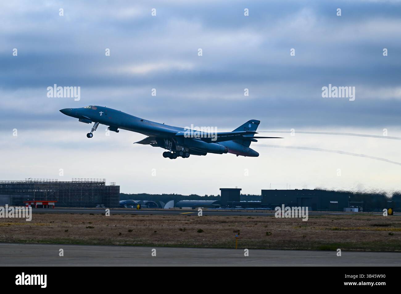 Ein B-1B Lancer startet, um eine Mission während der Bomber Task Force 25-2 auf der Misawa Air Base in Japan am 22. April 2025 zu absolvieren. BTF-Missionen bieten Opportunity Stockfoto