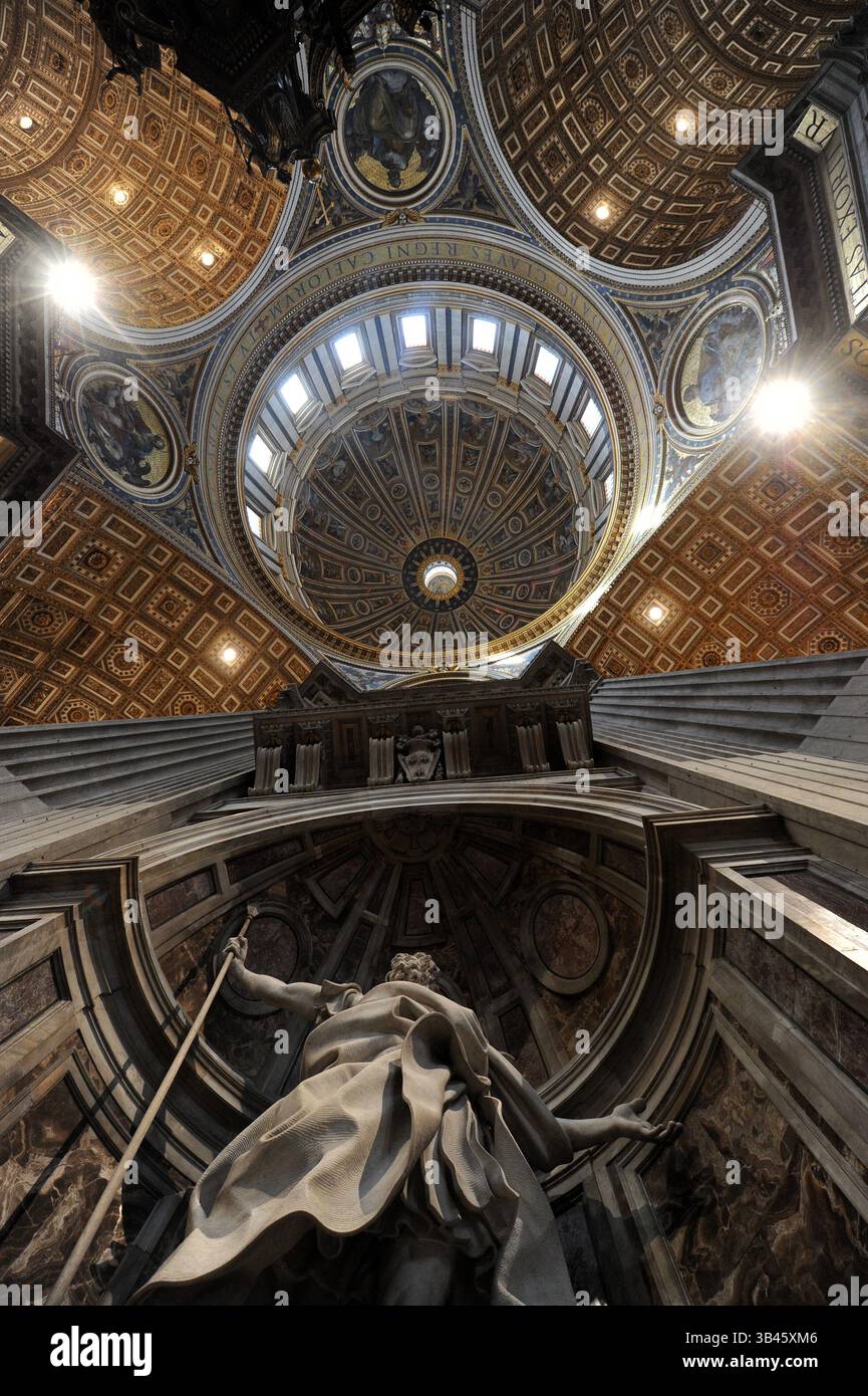 Kuppel des Petersdoms und Statue des Heiligen Longinus mit dem Speer, der die Seite Jesu durchbohrte, hergestellt von Gian Lorenzo Bernini. Vatikan. April 2014. Foto: Eric Vandeville/ABACAPRESS.COM Credit: Abaca Press/Alamy Live News Stockfoto