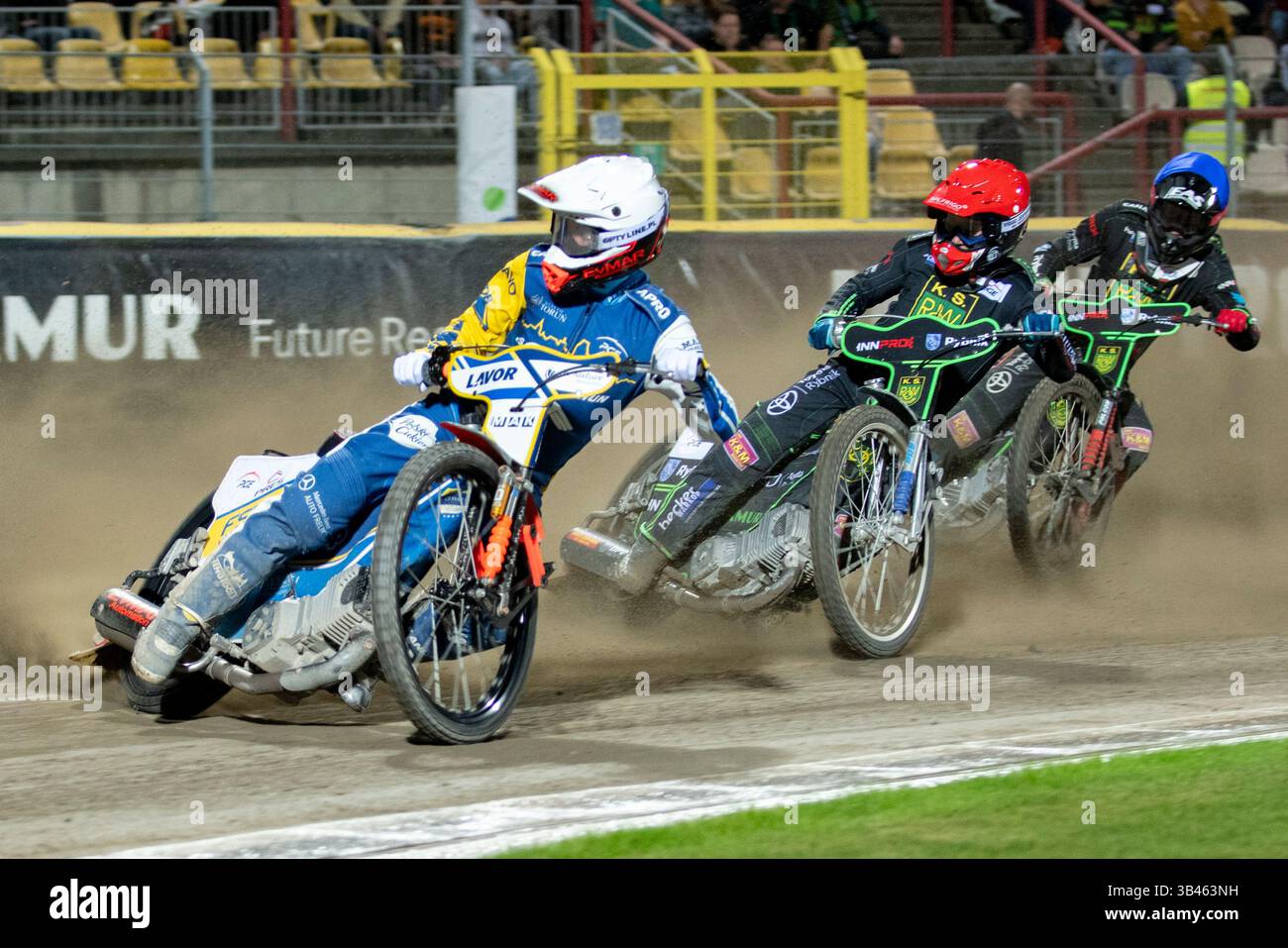 Rybnik, Polen. April 2025 30. Jan Kvech von PRES Torun (weiß) führt Nicki Pedersen von INNPRO ROW Rybnik (rot) und Pawel Trzesniewski von INNPRO ROW Rybnik (blau) in Heat 8 während des PGE Ekstraliga RUNDEN 3 speedway Spiels zwischen INNPRO ROW Rybnik und PRES Grupa Deweloperska Torun im MOSiR Rybnik Stadium in Rybnik, Polen am 29. April 2025 (Foto: Credit SIPA/USA/USA Stockfoto