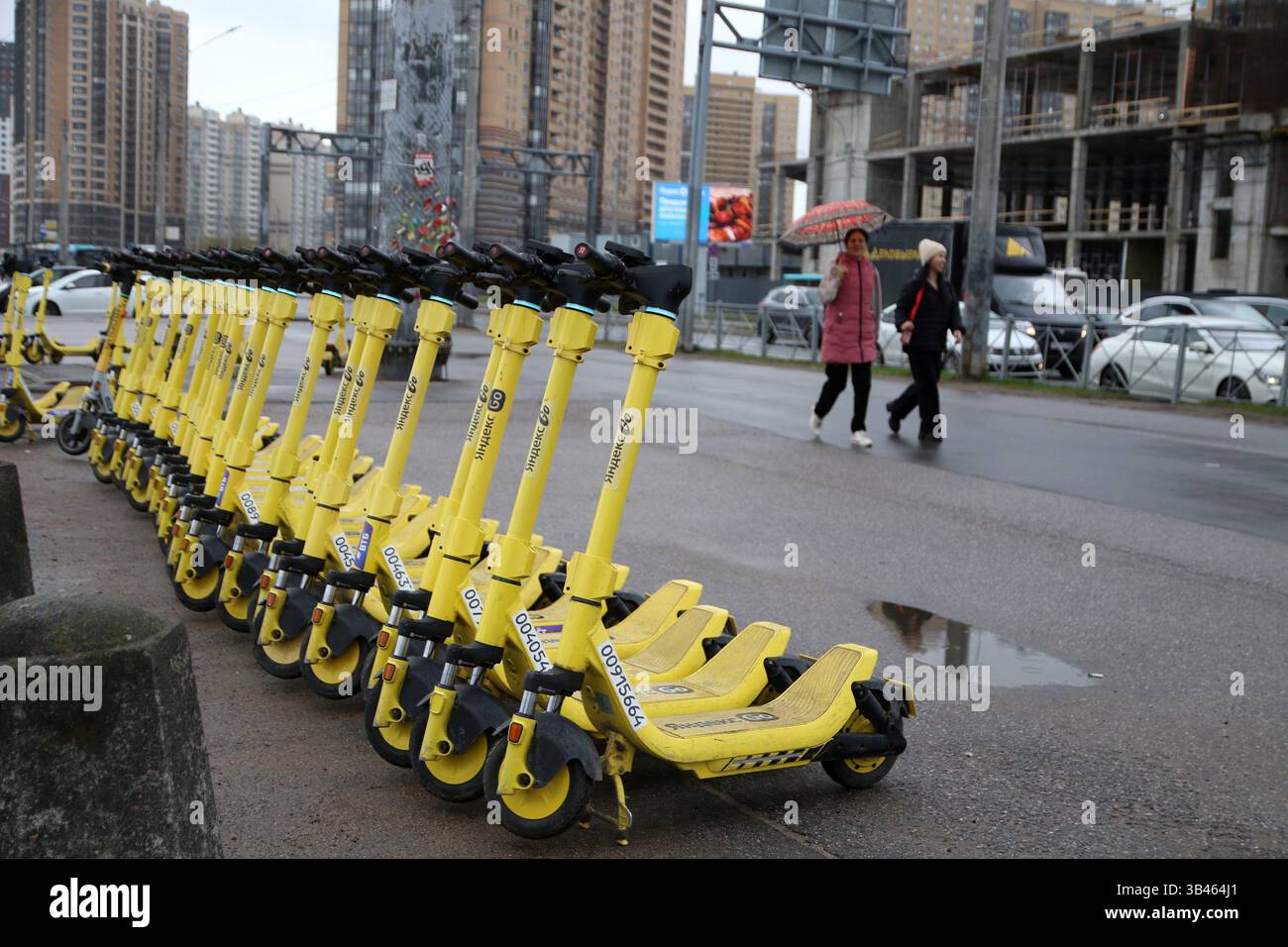 Sankt Petersburg, Russland. April 2025. Parken der Elektroroller von Yandex. Fahren Sie in der Nähe der U-Bahn-Station Parnas in St. Petersburg, Russland. Quelle: SOPA Images Limited/Alamy Live News Stockfoto