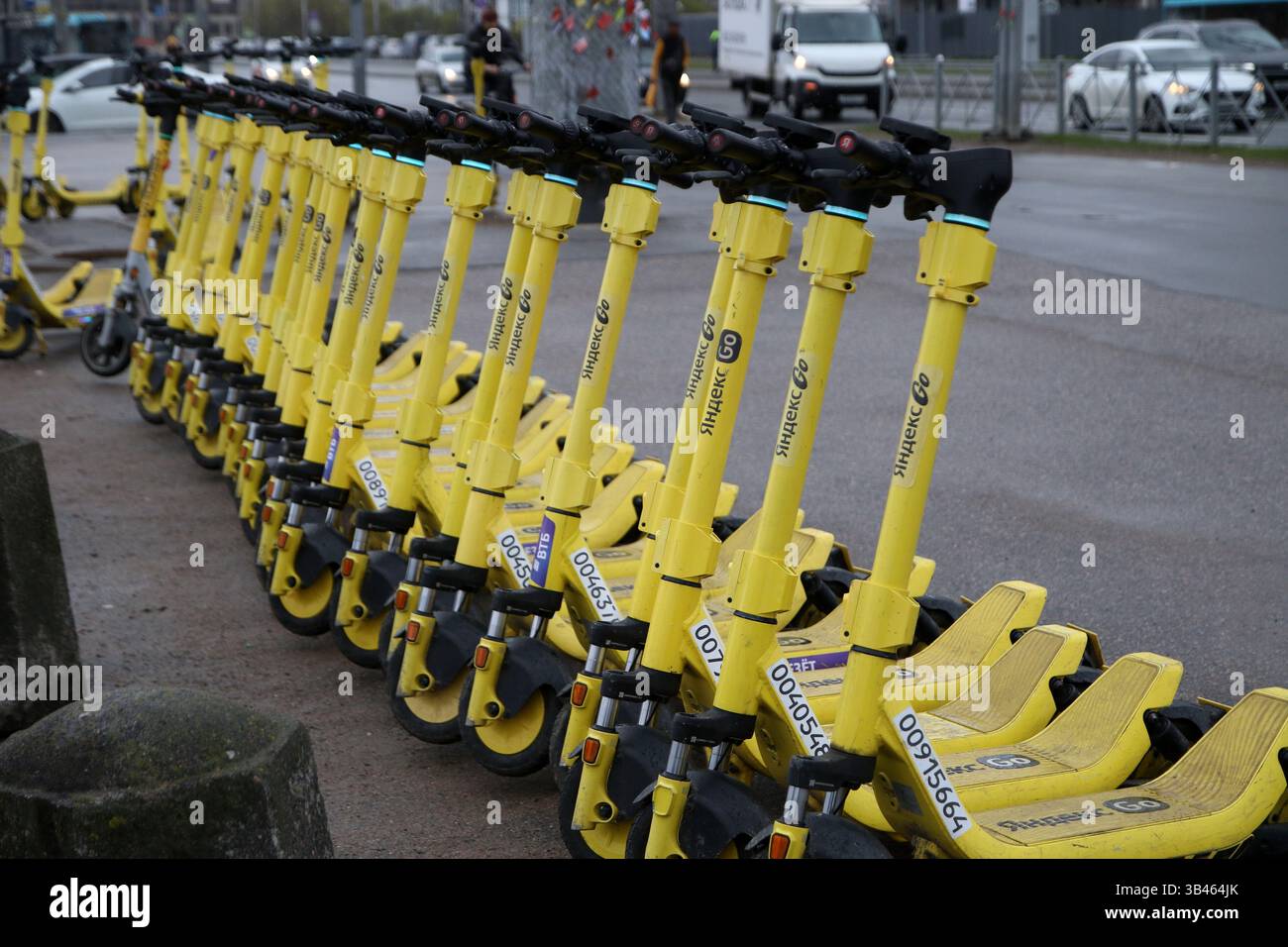 Sankt Petersburg, Russland. April 2025. Parken der Elektroroller von Yandex. Fahren Sie in der Nähe der U-Bahn-Station Parnas in St. Petersburg, Russland. Quelle: SOPA Images Limited/Alamy Live News Stockfoto