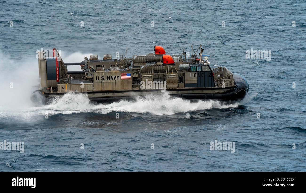 ATLANTISCHER OZEAN (27. April 2025) – Ein Landungsschiff, Air Cushion (LCAC) fährt entlang des Amphibienschiffes USS Oak der Harpers Ferry-Klasse Stockfoto