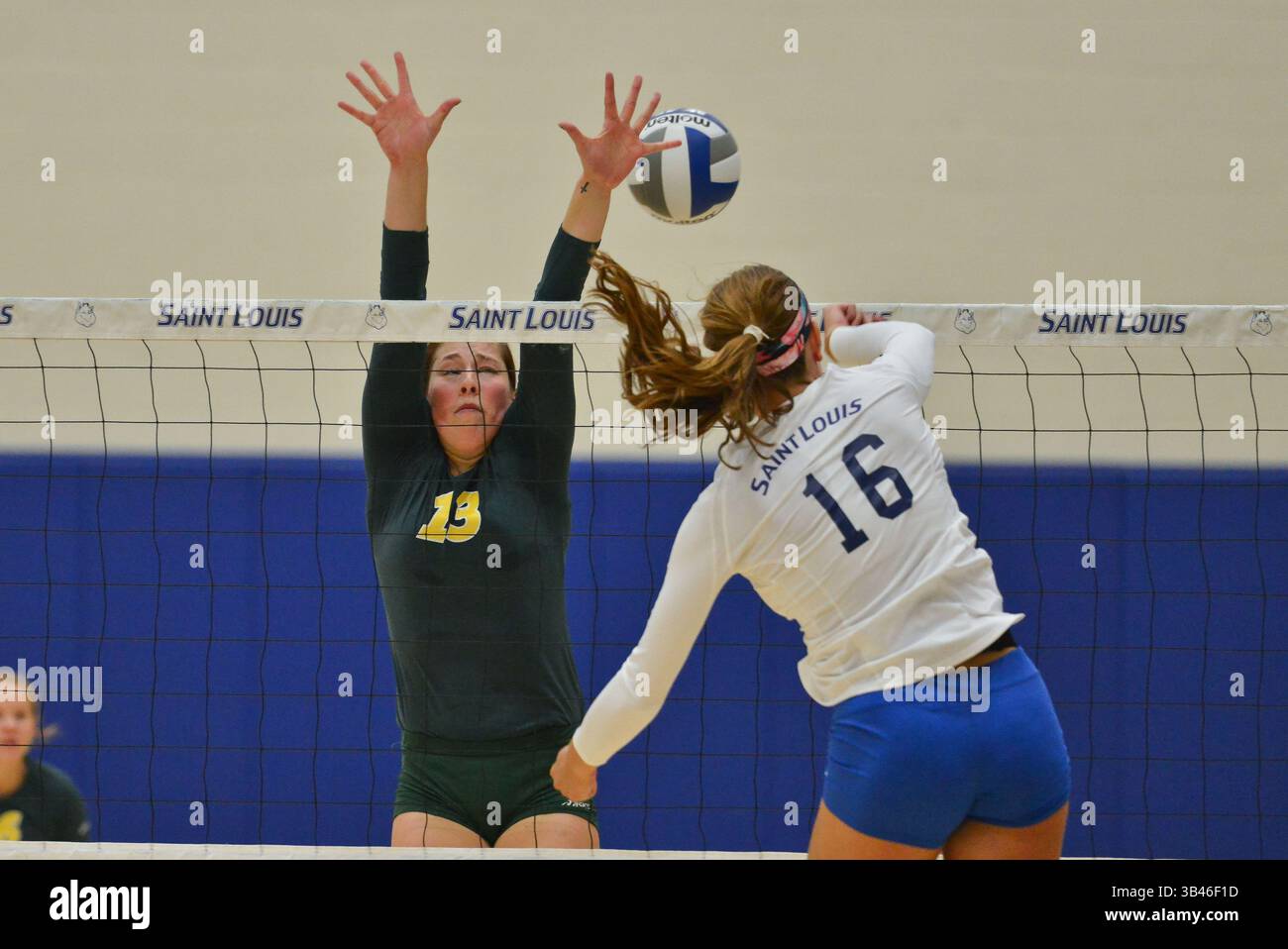 31. August 2015 - St. Louis, Missouri, USA - Saint Louis University Billiken Middle Blocker TAYLOR PAULSON (16) fährt den Ball an dem versuchten Block des North Dakota State Bison vorbei, vor dem Hitter JENNI FASSBENDER (13) während eines regulären Saisonspiels zwischen den St. Louis Billikens und dem North Dakota State Bison, wo der North Dakota State Saint Louis mit 3:1 besiegt. (Kreditbild: © Richard Ulreich via ZUMA Wire) Stockfoto