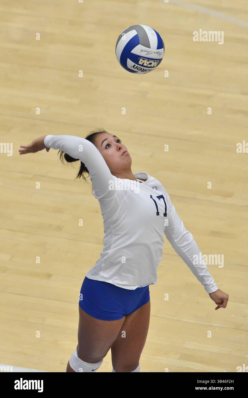 31. August 2015 - St. Louis, Missouri, USA - Saint Louis University Billiken Libero / Defensivspezialist MADDIE OH (17) dient dem Ball während eines regulären Saisonspiels zwischen den St. Louis Billikens und dem North Dakota State Bison, wo der North Dakota State Saint Louis mit 3:1 besiegt. (Kreditbild: © Richard Ulreich via ZUMA Wire) Stockfoto