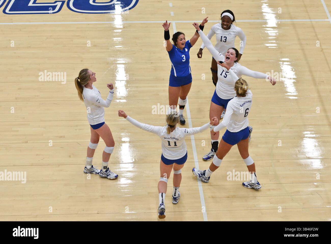 31. August 2015: St. Louis, Missouri, USA: Die Spieler von Saint Louis feiern einen Punkt während eines regulären Saisonspiels zwischen den St. Louis Billikens und dem North Dakota State Bison, wo der North Dakota State Saint Louis mit 3:1 besiegt, der im Chaifetz Pavilion in St. Louis, MO stattfindet. (Kreditbild: © Richard Ulreich via ZUMA Wire) Stockfoto