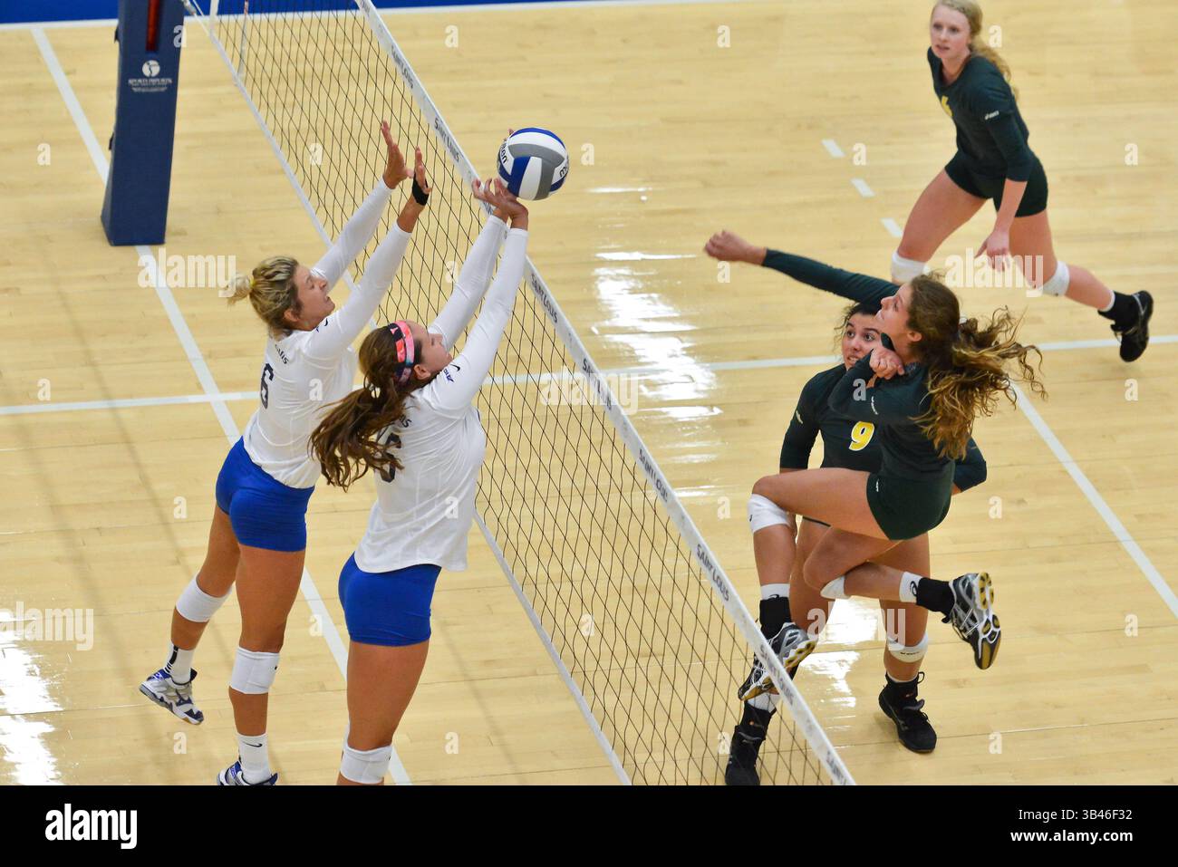 31. August 2015 - St. Louis, Missouri, USA - Saint Louis University Billiken Middle Blocker TAYLOR PAULSON (16) blockiert den Schuss des North Dakota State Bison Middle Blockers JESSICA JORGENSEN (1) während eines regulären Saisonspiels zwischen den St. Louis Billikens und dem North Dakota State Bison, wo der North Dakota State Saint Louis mit 3:1 besiegt. (Kreditbild: © Richard Ulreich via ZUMA Wire) Stockfoto