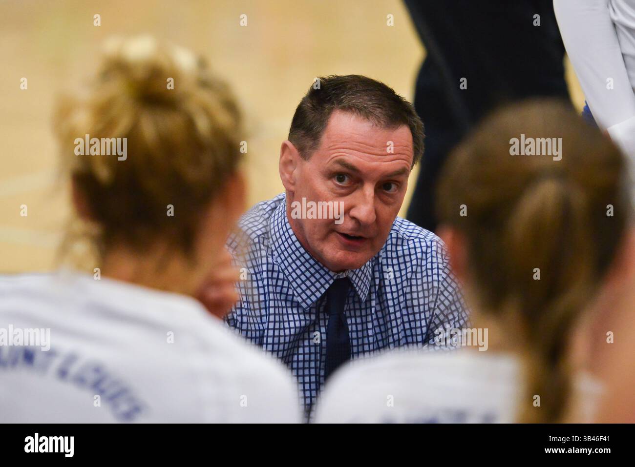 31. August 2015: St. Louis, Missouri, USA - KENT MILLER, Cheftrainer der Saint Louis University Billiken, spricht mit seinem Team während eines Spielstillstands während eines regulären Saisonspiels zwischen den St. Louis Billikens und dem North Dakota State Bison, bei dem der North Dakota State gegen Saint Louis im Chaifetz Pavillon in St. Louis, MO, mit 3:1, besiegt. (Kreditbild: © Richard Ulreich via ZUMA Wire) Stockfoto