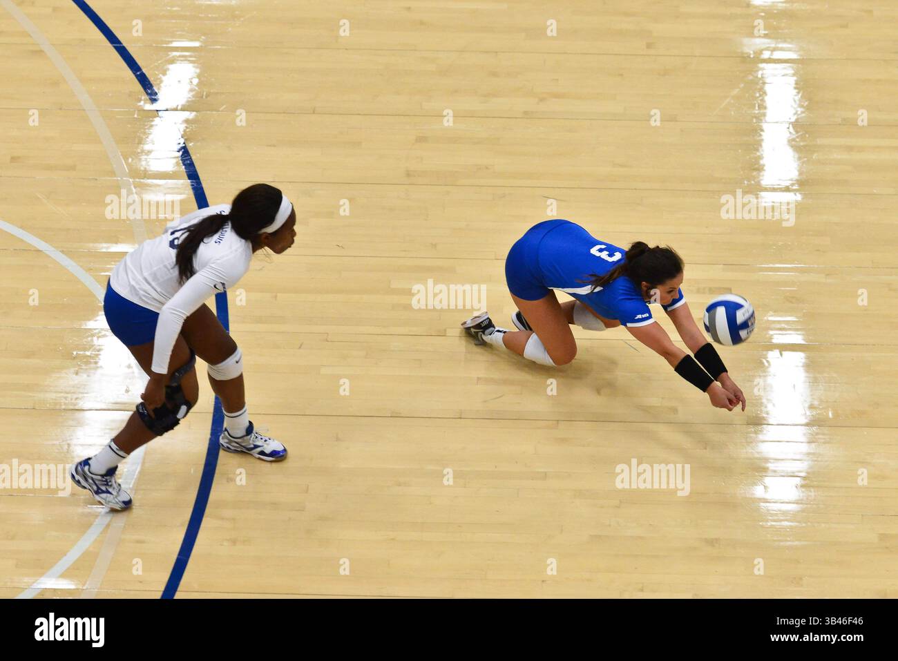 31. August 2015: St. Louis, Missouri, USA - Saint Louis University Billiken Libero / Defensivspezialist MACKENZIE LONG (3) taucht, um den Ball während eines regulären Saisonspiels zwischen den St. Louis Billikens und dem North Dakota State Bison auszugraben, wo der North Dakota State Saint Louis mit 3:1 besiegt, das im Chaifetz Pavillon in St. Louis, MO stattfindet. (Kreditbild: © Richard Ulreich via ZUMA Wire) Stockfoto
