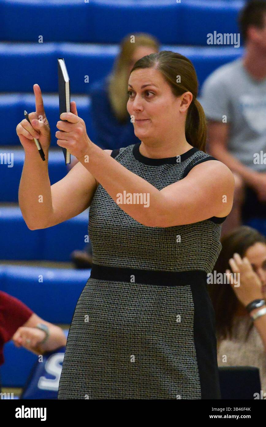 31. August 2015: St. Louis, Missouri, USA – der Head Coach von North Dakota State Bison, KARI THOMPSON, gibt Anweisungen, wo der Ball während eines regulären Saisonspiels zwischen den St. Louis Billikens und dem North Dakota State Bison dienen soll, wo der North Dakota State Saint Louis mit 3:1 besiegt, der im Chaifetz Pavilion in St. Louis, MO ausgetragen wird. (Kreditbild: © Richard Ulreich via ZUMA Wire) Stockfoto