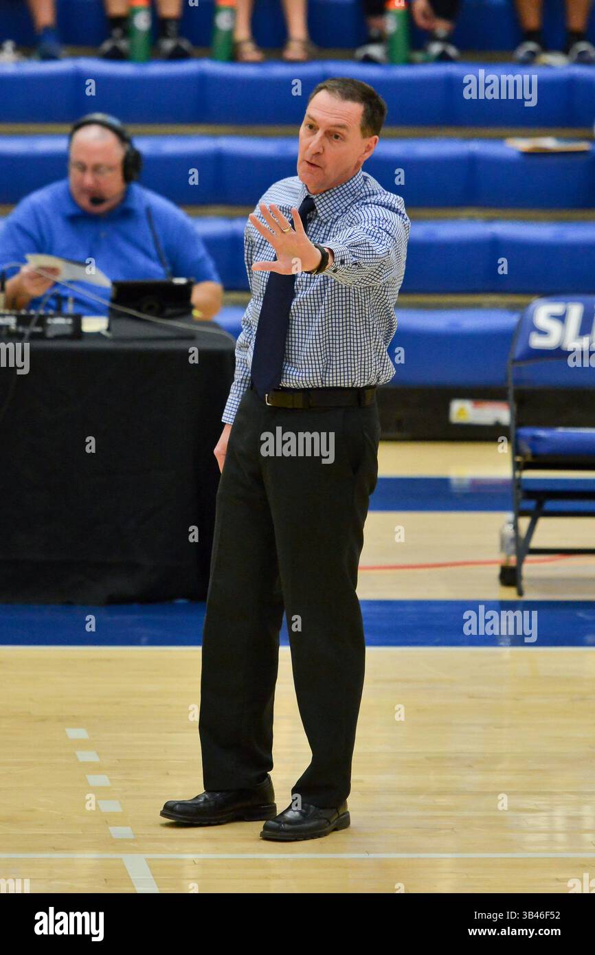 31. August 2015: St. Louis, Missouri, USA - KENT MILLER, Cheftrainer der Saint Louis University Billiken, gibt seinen Spielern während eines regulären Saisonspiels zwischen den St. Louis Billikens und dem North Dakota State Bison Anweisungen, bei dem der North Dakota State gegen Saint Louis im Chaifetz Pavillon in St. Louis, MO, mit 3:1, besiegt. (Kreditbild: © Richard Ulreich via ZUMA Wire) Stockfoto