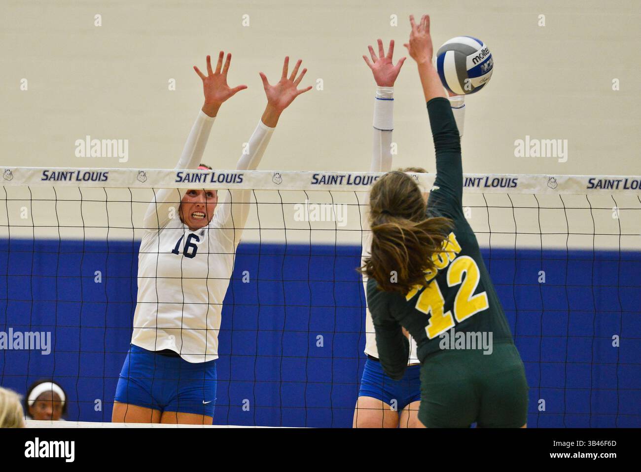 31. August 2015 - St. Louis, Missouri, USA - Saint Louis University Billiken Außentäter JOSIE GANDALL (12) POWER trifft den Ball über einen versuchten Block während eines regulären Saisonspiels zwischen den St. Louis Billikens und dem North Dakota State Bison, wo der North Dakota State Saint Louis mit 3:1 besiegt, der im Chaifetz Pavillon in St. Louis, MO ausgetragen wird. (Kreditbild: © Richard Ulreich via ZUMA Wire) Stockfoto