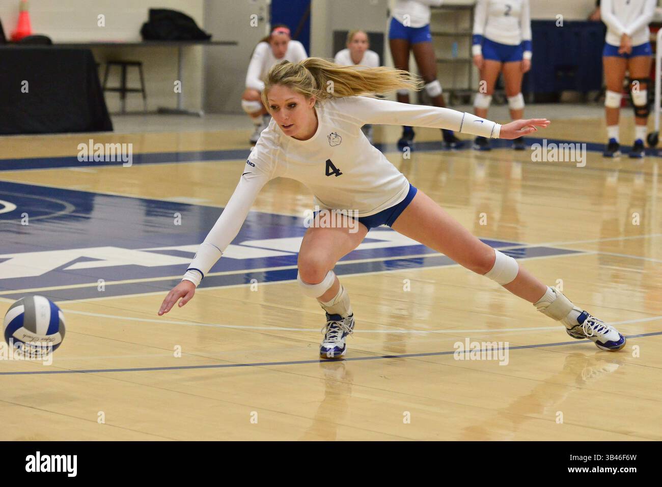 31. August 2015: St. Louis, Missouri, USA - Saint Louis University Billiken DANIELLE RYGELSKI (4) taucht während eines regulären Saisonspiels zwischen den St. Louis Billikens und dem North Dakota State Bison, wo der North Dakota State Saint Louis mit 3:1, im Chaifetz Pavilion in St. Louis, MO, besiegt. (Kreditbild: © Richard Ulreich via ZUMA Wire) Stockfoto