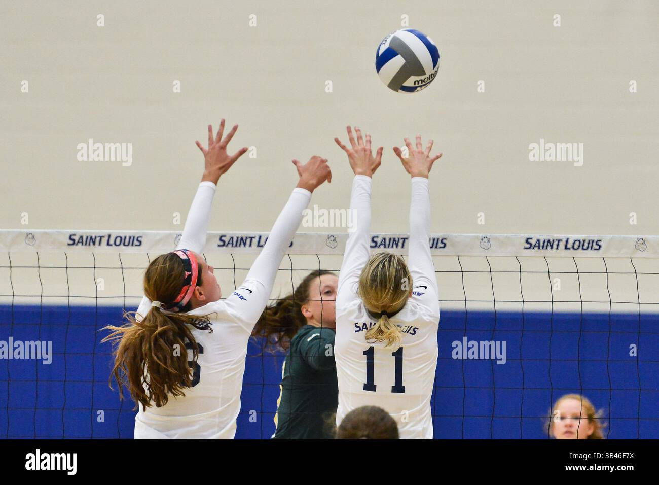 31. August 2015: Der Setzer MEREDITH BOE (11) und der Middle Blocker TAYLOR PAULSON (16) der Saint Louis University Billiken versuchen einen Schuss während eines regulären Saisonspiels zwischen den St. Louis Billikens und dem North Dakota State Bison zu blockieren, bei dem der North Dakota State gegen Saint Louis 3:1, im Chaifetz Pavillon in St. Louis, MO, ausgetragen wird. (Kreditbild: © Richard Ulreich via ZUMA Wire) Stockfoto
