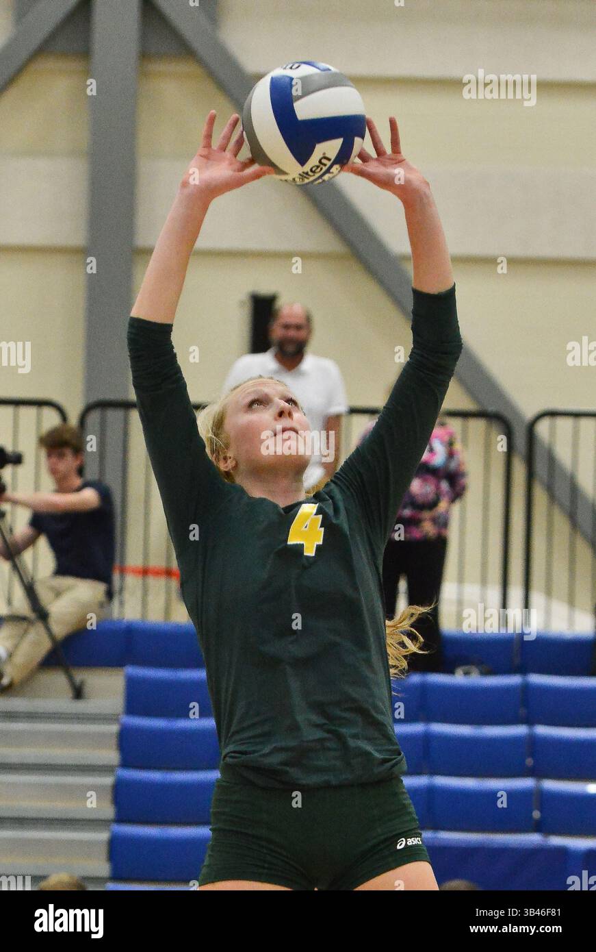 31. August 2015: St. Louis, Missouri, USA – North Dakota State Bison Setter / Außenseiter BRIANNA RASMUSSON (4) setzt den Ball während eines regulären Saisonspiels zwischen den St. Louis Billikens und dem North Dakota State Bison, wo der North Dakota State Saint Louis mit 3:1, im Chaifetz Pavillon in St. Louis, MO, besiegt. (Kreditbild: © Richard Ulreich via ZUMA Wire) Stockfoto