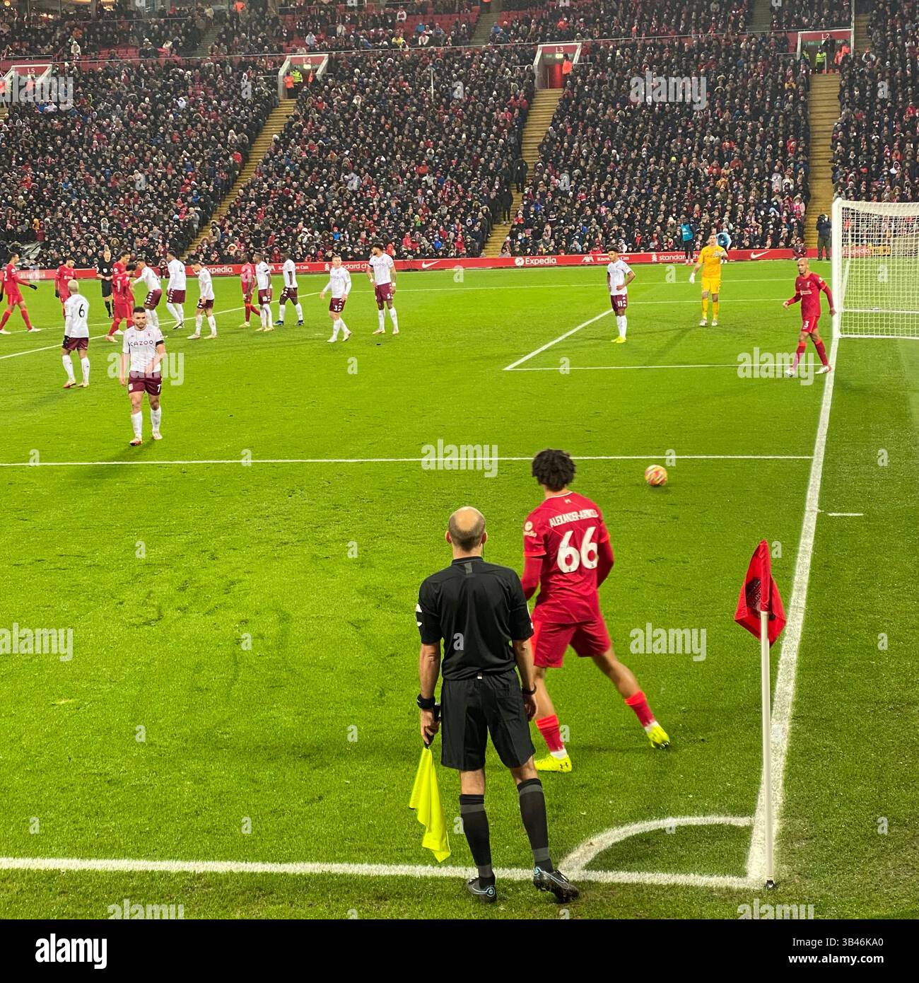 Trent Alexander-Arnold bereitet sich auf einen Freistoß während Liverpool vs Aston Villa, Anfield, Premier League, 11. Dezember 2021 vor - Smartphone-aufgenommenes Stockfoto