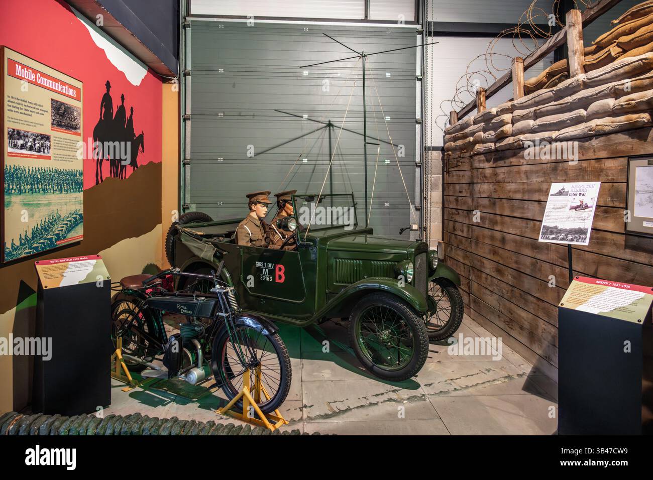 Austin 7 und Royal Enfield, Royal Signals Museum, Blandford, Großbritannien Stockfoto Austin 7 und Royal Enfield, Royal Signals Museum, Blandford, Großbritannien Stockfoto
