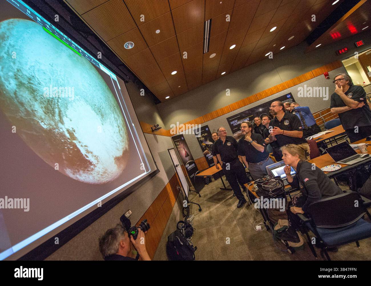 14. Juli 2015 - Laurel, Maryland, USA - Mitglieder des Wissenschaftsteams von New Horizons reagieren darauf, dass sie das letzte und schärfste Bild von Pluto gesehen haben, bevor sie sich später am Dienstag im Johns Hopkins University Applied Physics Laboratory (APL) nähern. (Kreditbild: © Bill Ingalls/NASA/ZUMA Wire/ZUMAPRESS.com) Stockfoto