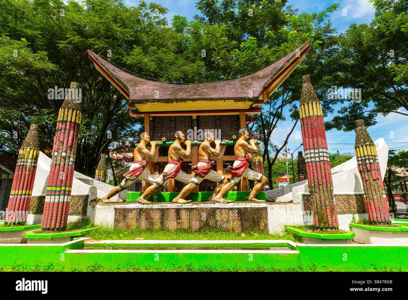 Das Pasadena Monument, eine einzigartige Statue im Makale City Park in Makale, Toraja, Sulawesi, Indonesien. Die Statue zeigt Männer, die ein bootförmiges Haus tragen Stockfoto