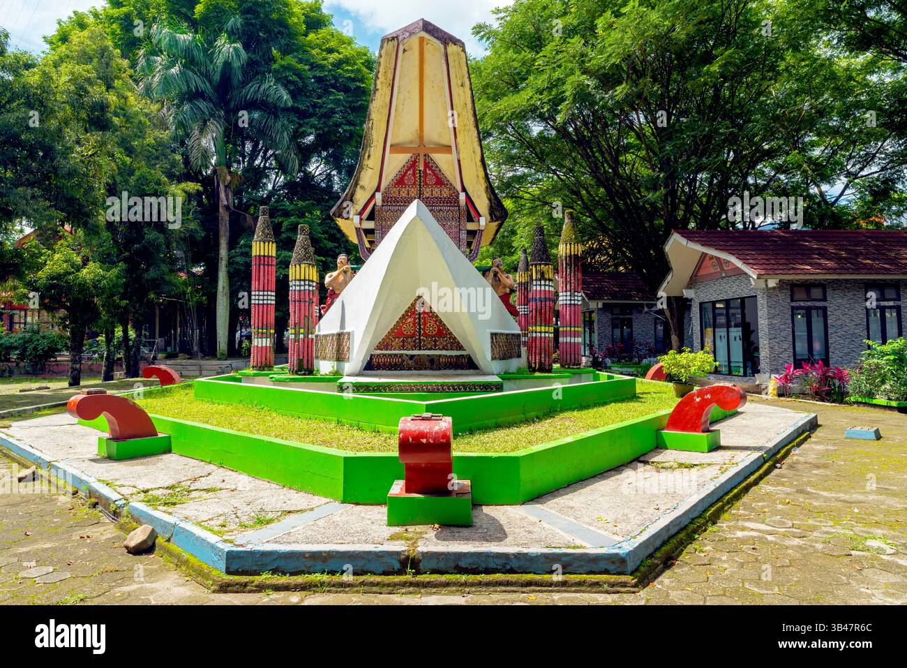 Das Pasadena Monument, eine einzigartige Statue im Makale City Park in Makale, Toraja, Sulawesi, Indonesien. Die Statue zeigt Männer, die ein bootförmiges Haus tragen Stockfoto