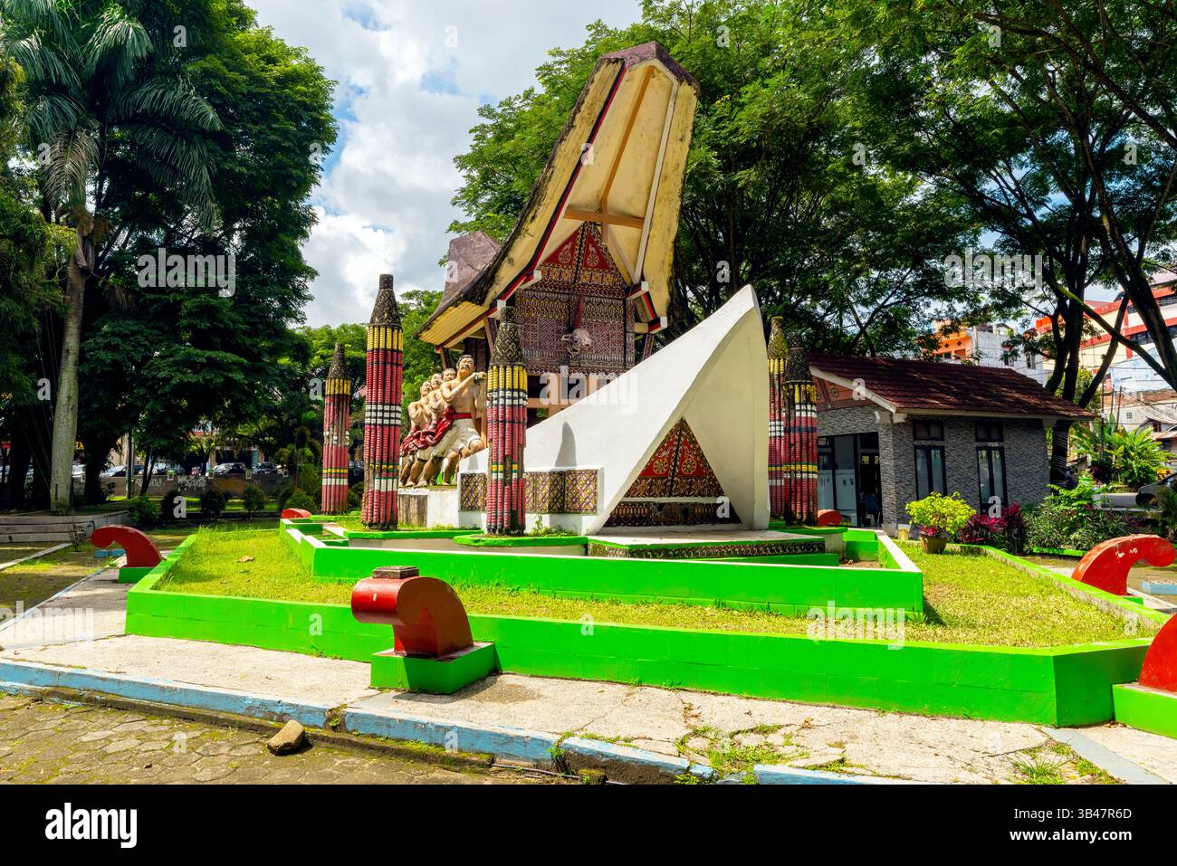 Das Pasadena Monument, eine einzigartige Statue im Makale City Park in Makale, Toraja, Sulawesi, Indonesien. Die Statue zeigt Männer, die ein bootförmiges Haus tragen Stockfoto