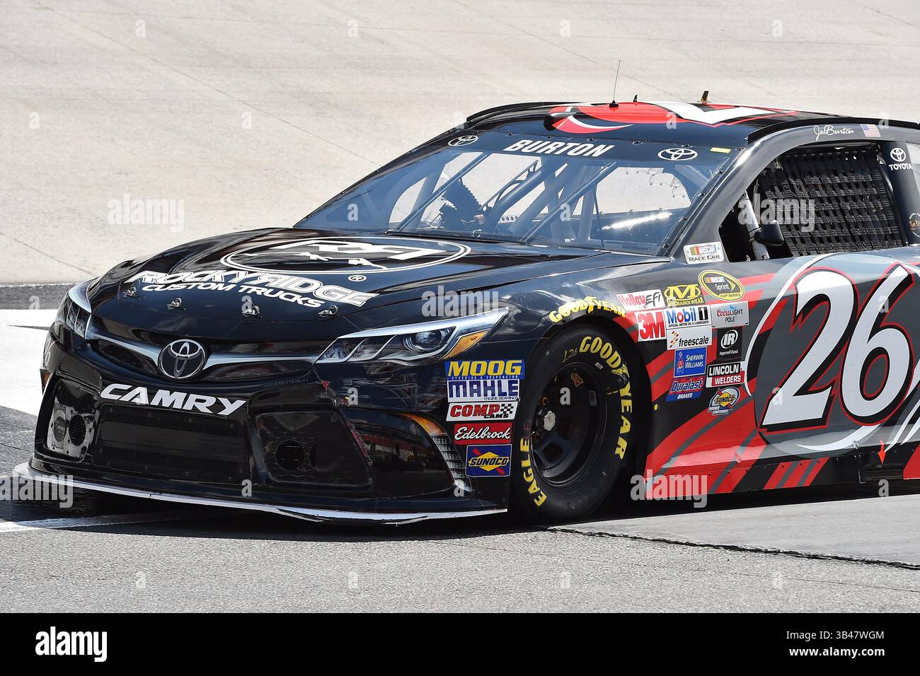 21. August 2015: JEB BURTON (26), Fahrer der NASCAR Sprint Cup Series, in Bristol, Tennessee, USA, fährt weg, nachdem er sein Auto während des Trainings für das Irwin Tools Night Race gedreht hat. (Bild: © Jasen Vinlove Via ZUMA Wire) Stockfoto