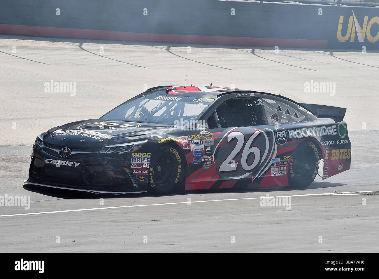 21. August 2015: JEB BURTON (26), Fahrer der NASCAR Sprint Cup Series, in Bristol, Tennessee, USA, fährt weg, nachdem er sein Auto während des Trainings für das Irwin Tools Night Race gedreht hat. (Bild: © Jasen Vinlove Via ZUMA Wire) Stockfoto
