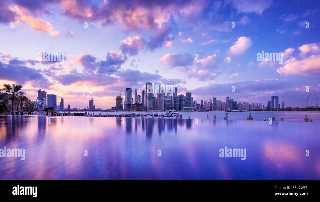 Farbenfroher Sonnenaufgang am jumeirah Beach, dubai Stockfoto