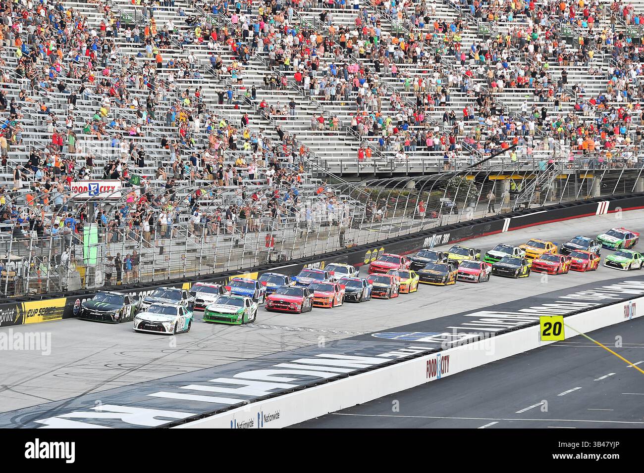 August 2015 – Bristol, Tennessee, USA – Fahrer der NASCAR Xfinity Series nehmen während der Food City 300 die grüne Flagge (Bild: © Jasen Vinlove Via ZUMA Wire) Stockfoto