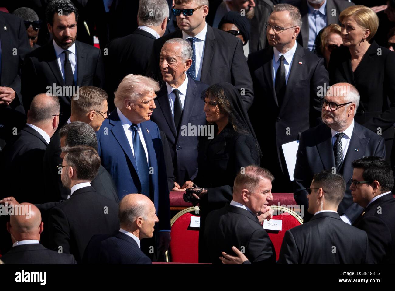 VATIKAN, ROM, ITALIEN - 26. April 2025 - US-Präsident Donald Trump und First Lady Melania Trump bei der Trauermesse für Papst Franziskus am Samstag, April Stockfoto