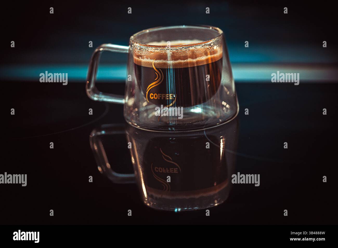 Makrodetails einer transparenten Tasse Kaffee Stockfoto