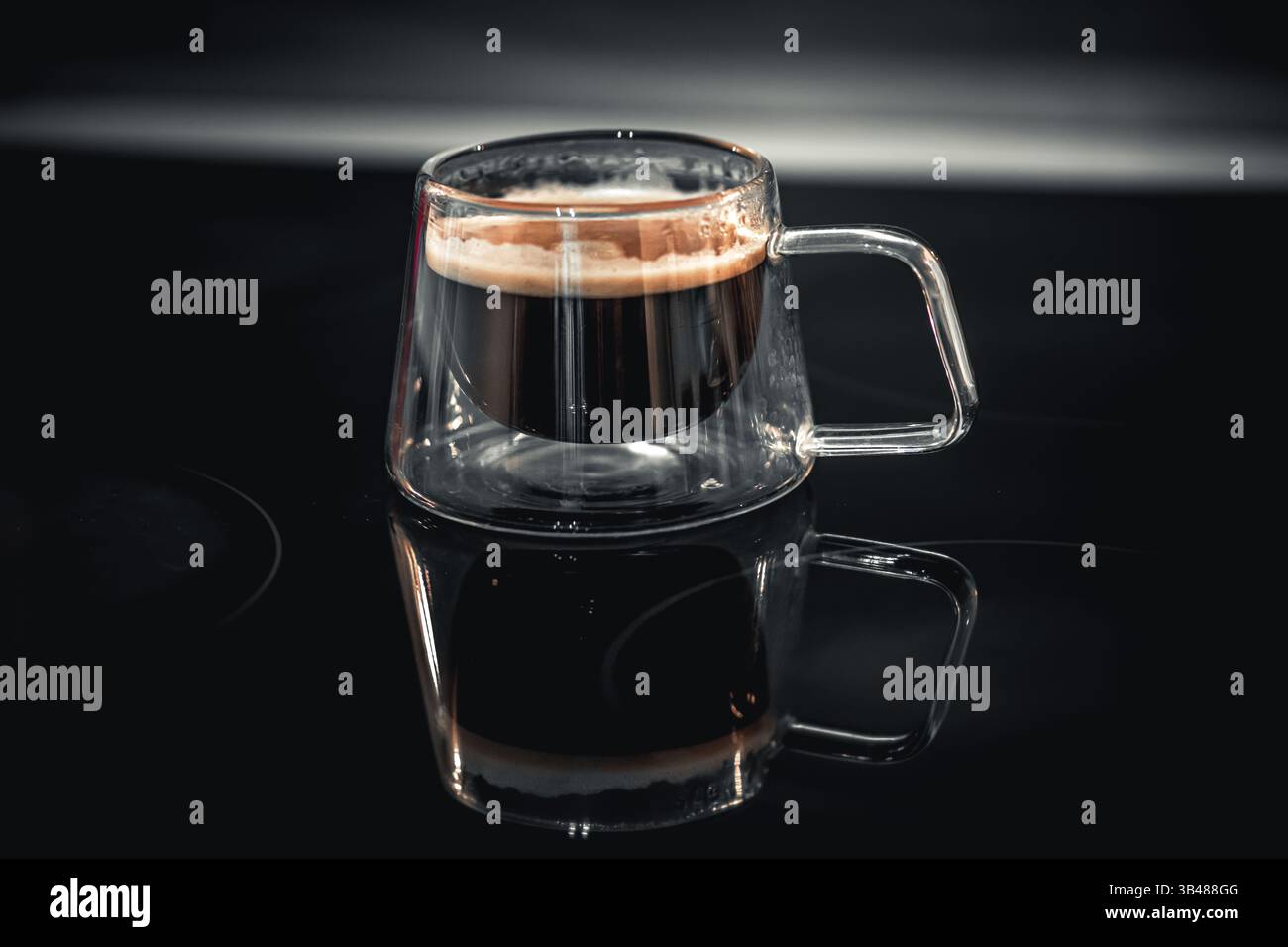 Makrodetails einer transparenten Tasse Kaffee Stockfoto