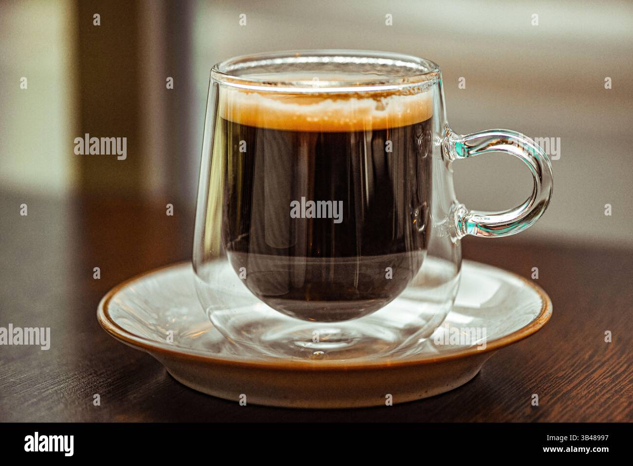 Makrodetails einer transparenten Tasse Kaffee Stockfoto
