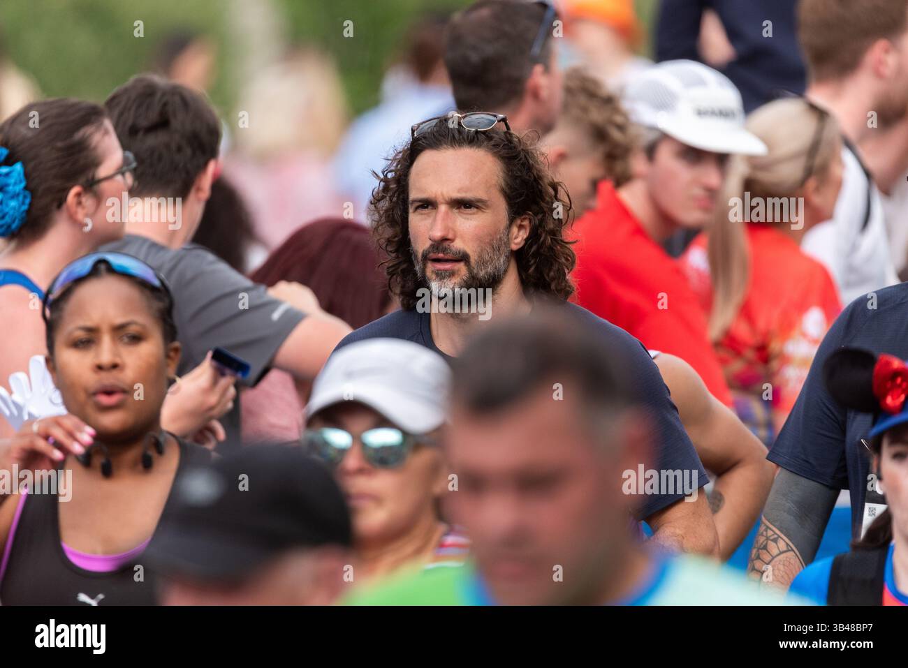 Joe Wicks nahm 2025 am TCS London Marathon Teil und fuhr durch Tower Hill, London, Großbritannien. Fitness-Prominente Stockfoto