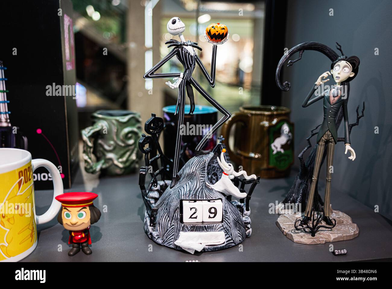 Iwano-Frankivsk, Ukraine - 29. April 2025: Bunte Halloween-Figuren Jack Skellington, der Albtraum vor Weihnachten. Victor Van Dort, Leichnam Braut Stockfoto