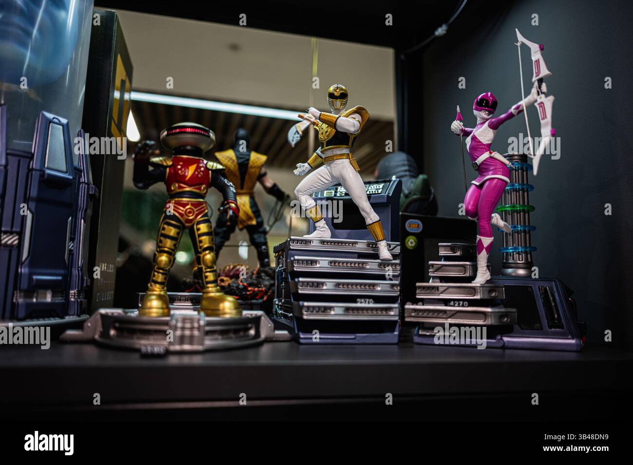 Iwano-Frankivsk, Ukraine - 29. April 2025: Sammlung von Power Rangers Actionfiguren in einer detaillierten Diorama-Darstellung für Enthusiasten. Stockfoto