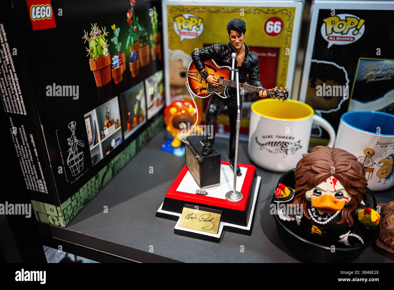Iwano-Frankivsk, Ukraine – 29. April 2025: Ein Regal mit Elvis Presley-Erinnerungsstücken sowie LEGO-Sets und Vinylfiguren Stockfoto