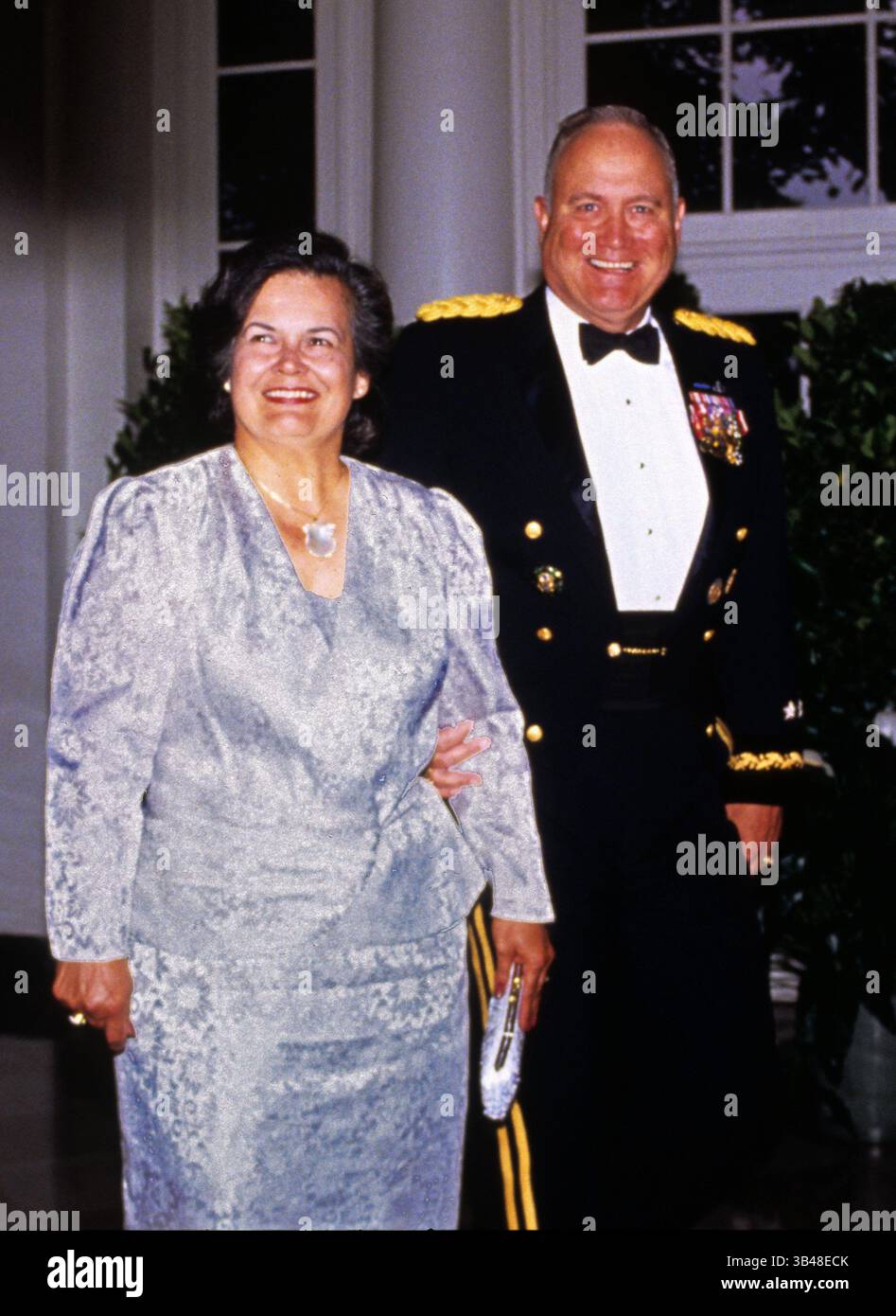 27. Dezember 2012 - AKTE - General H. Norman Schwarzkopf, der die von den USA geführte internationale Koalition kommandierte, die Saddam Husseins Truppen 1991 aus Kuwait vertrieben hatte, ist gestorben. Schwarzkopf, auch bekannt als „Stormin“ Norman, war 78 Jahre alt. BILD: 14. Mai 1991 – Washington, District of Columbia, USA – General H. Norman Schwarzkopf und seine Frau Brenda kommen im Weißen Haus in Washington, D.C. zu einem Staatsessen zu Ehren von Königin Elisabeth II. Von Großbritannien an. (Kreditbild: ©Ron Sachs/CNP via ZUMA Wire) Stockfoto