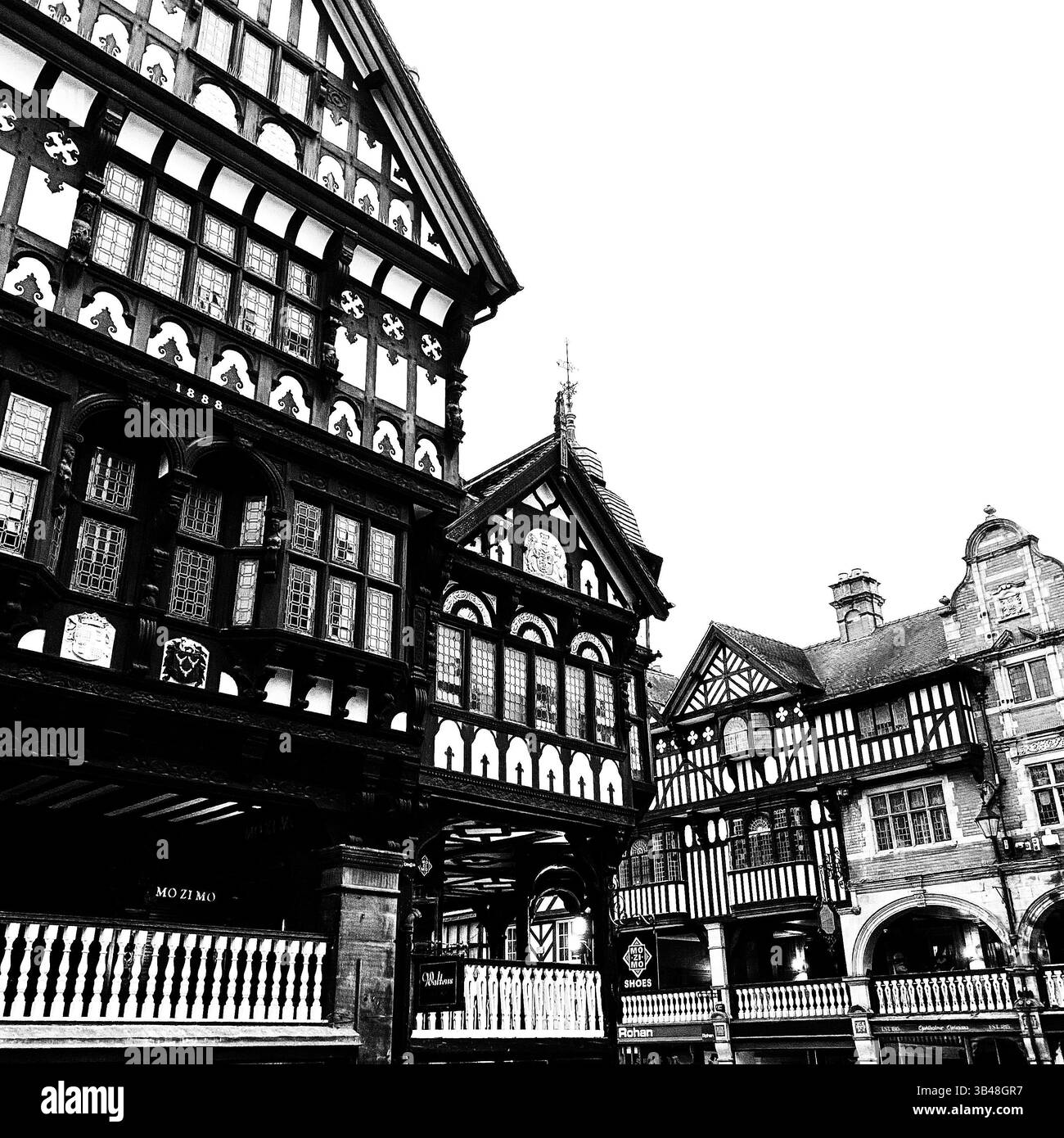 Chesters auffällige schwarz-weiße Holzrahmenarchitektur Stockfoto