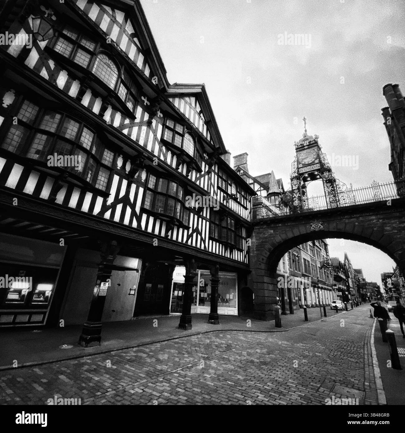 Eastgate Clock und East Gate Street zusammen mit den auffälligen schwarz-weißen Holzfassaden in Schwarz-weiß Stockfoto