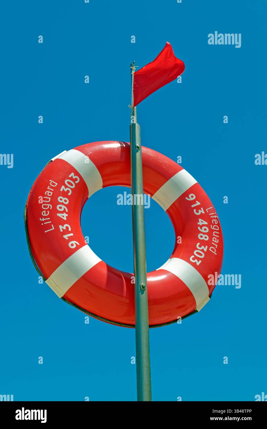 Rettungsschwimmer-Schild an einem Strand im Westen Portugals. (Beide Seiten verwenden Englisch) Stockfoto