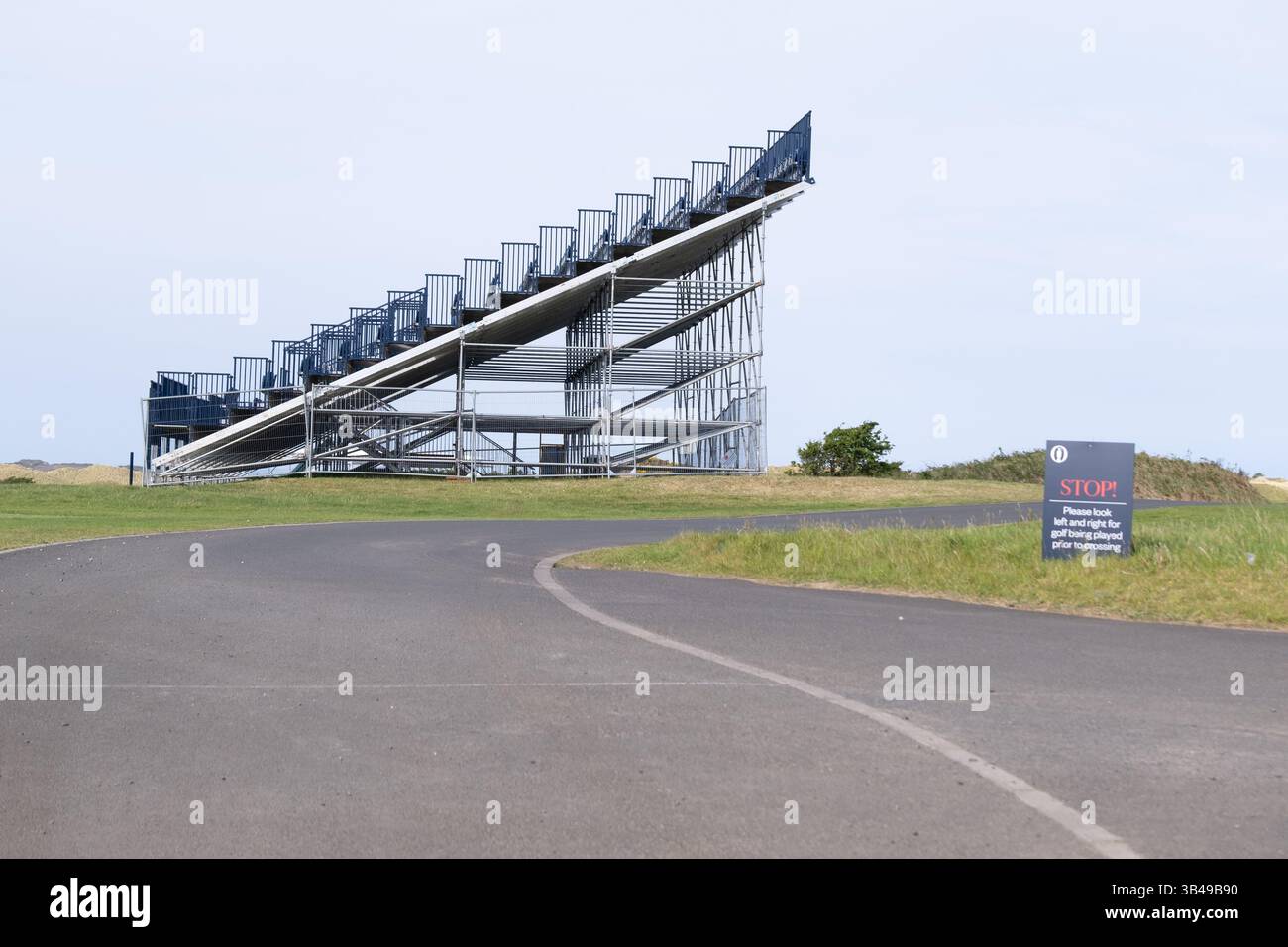 Portrush, Nordirland - 29. April 2025: Besuchertribüne zur Vorbereitung der 153. Open Golf Championship im Royal Portrush Golf Club Stockfoto