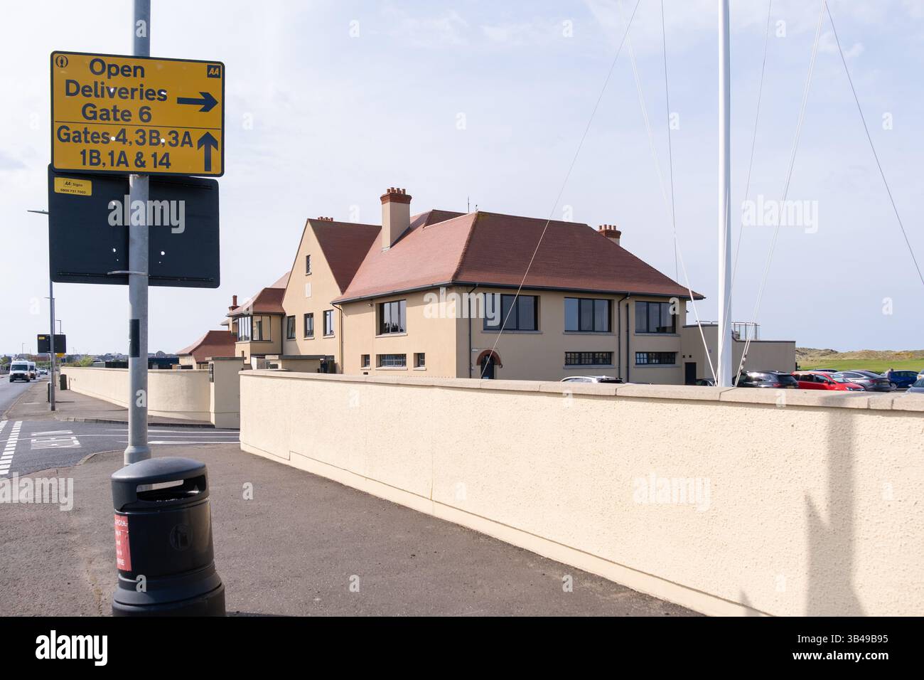 Portrush, Nordirland - 29. April 2025: Eintritt zum Royal Portrush Golf Club mit Blick auf das Clubhaus und Schildern zur Vorbereitung der offenen Meisterschaft Stockfoto