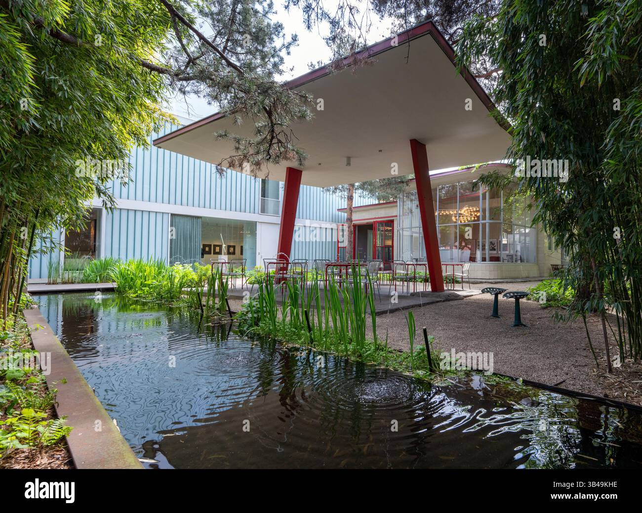 Berlin, Deutschland. April 2025 30. Bambus wächst an der Stelle der historischen Berliner Tankstelle (altes Grosz Museum) in der Bülowstraße in Schöneberg am Rande eines künstlichen Teichs. Die Pace Galerie und die Galerie Judin teilen sich den Raum und planen, das Gebäude offiziell mit einer Gruppenausstellung am 1. Mai 2025 im Rahmen des Gallery Weekend wiederzueröffnen. Quelle: Soeren Stache/dpa/Alamy Live News Stockfoto