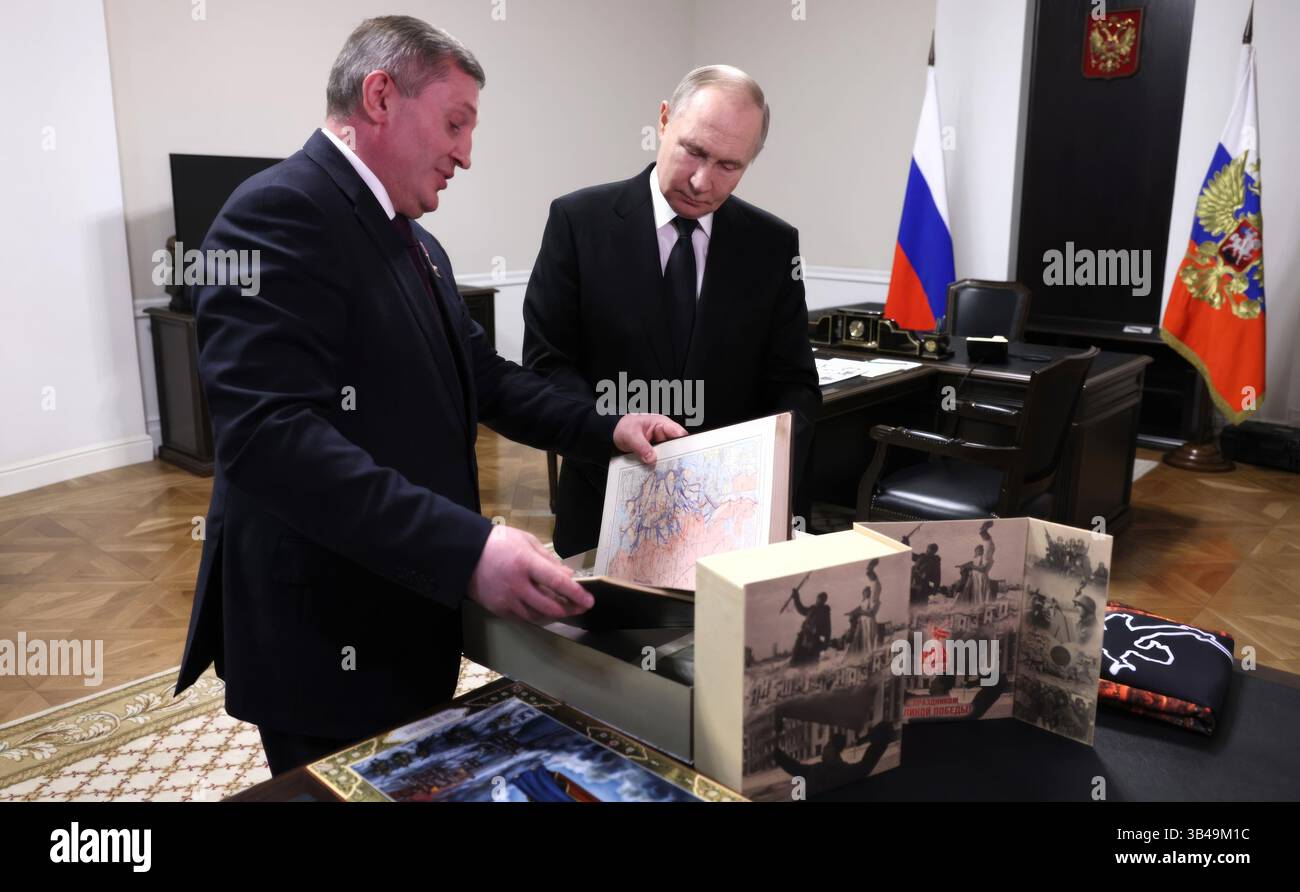 Wolgograd, Russland. April 2025 30. Der russische Präsident Wladimir Putin, rechts, hört dem Gouverneur der Region Wolgograd, Andrej Bocharow, links, zu, als er die erste Ausgabe des Buches „Stalingrad: No Statute of Limitations“ vom 28. April 2025 in Wolgograd, Russland, vorlegt. Quelle: Mikhail Metzel/Kreml Pool/Alamy Live News Stockfoto